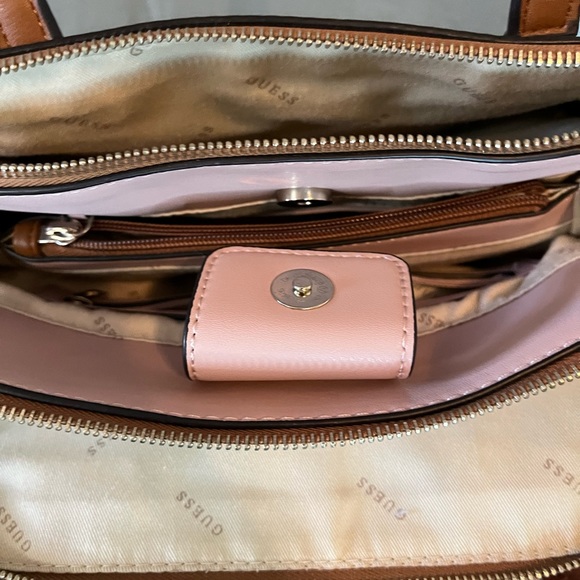 Womens Guess Satchel Purse. Lots of compartments. NWOT - Picture 5 of 7